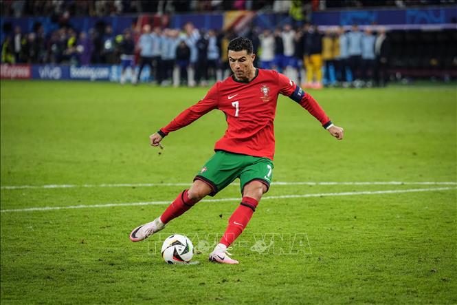Cristiano Ronaldo thực hiện quả sút luân lưu đầu tiên cho đội tuyển Bồ Đào Nha trong trận tứ kết Euro 2024 gặp Pháp, ngày 5/7/2024. Ảnh: THX/TTXVN