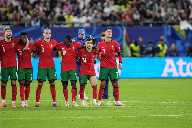 Các tuyển thủ Bồ Đào Nha theo dõi loạt sút penalty trong trận tứ kết Euro 2024 gặp Pháp. Ảnh:THX/ TTXVN 