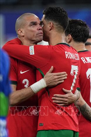 Cristiano Ronaldo (phải) an ủi lão tướng Pepe sau khi Bồ Đào Nha thất bại trước tuyển Pháp. Ảnh: THX/TTXVN