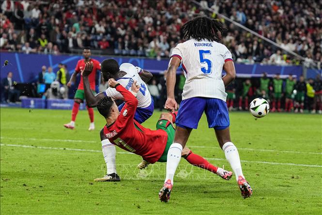 Tiền đạo Cristiano Ronaldo (thứ 2, phải) của Bồ Đào Nha nỗ lực sút bóng trong trận đấu. Ảnh: THX/TTXVN