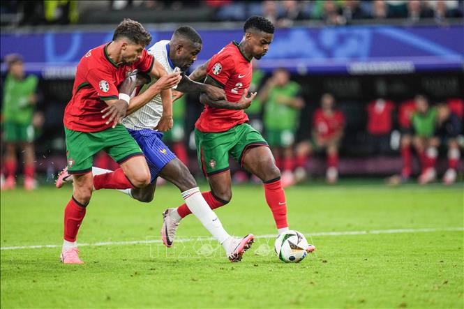 Tiền đạo Marcus Thuram (giữa) của Pháp đi bóng trong sự đeo bám của các tuyển thủ Bồ Đào Nha. Ảnh: THX/TTXVN