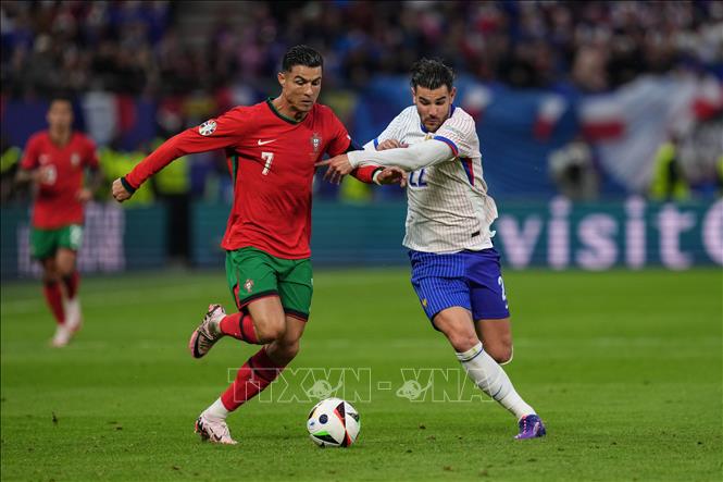 Pha tranh bóng giữa Cristiano Ronaldo (trái) của Bồ Đào Nha với hậu vệ Theo Hernandez của Pháp. Ảnh: THX/TTXVN