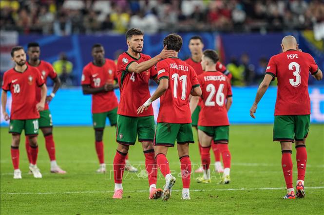 Các tuyển thủ Bồ Đào Nha an ủi hậu vệ Joao Felix (số 11) sau khi tiền đạo này sút không thành công trong lượt đá luân lưu. Ảnh: THX/TTXVN