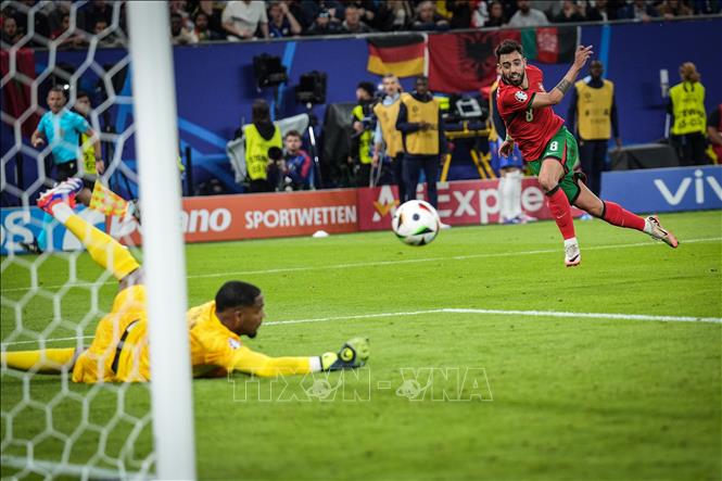 Bruno Fernandes (phải) của Bồ Đào Nha sút bóng về phía khung thành tuyển Pháp. Ảnh: THX/TTXVN