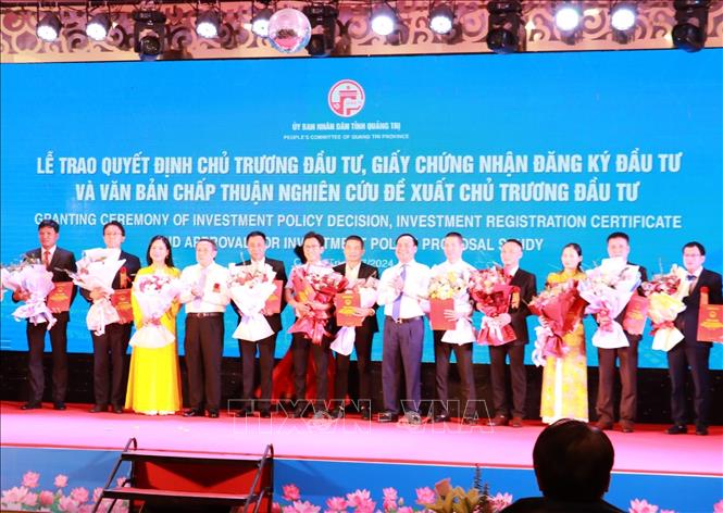 Lãnh đạo tỉnh Quảng Trị trao quyết định chủ trương đầu tư cho các nhà đầu tư tại Hội nghị. Ảnh: Nguyên Lý-TTXVN