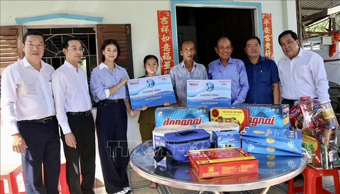 Ông Trương Hòa Bình, nguyên Ủy viên Bộ Chính trị, nguyên Phó Thủ tướng Thường trực Chính phủ - Chủ tịch danh dự chương trình thăm và tặng quà cho ngư dân ở xã Bình An, huyện Châu Thành (Kiên Giang). Ảnh: Lê Huy Hải - TTXVN