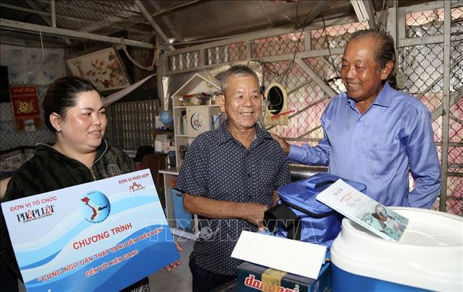 Ông Trương Hòa Bình, nguyên Ủy viên Bộ Chính trị, nguyên Phó Thủ tướng Thường trực Chính phủ - Chủ tịch danh dự chương trình thăm và tặng quà cho ngư dân ở xã Bình An, huyện Châu Thành (Kiên Giang)
Lê Huy Hải - TTXVN