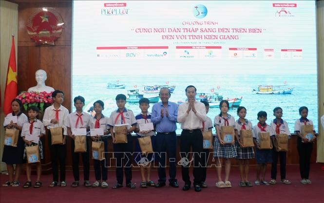 Ông Trương Hòa Bình, nguyên Ủy viên Bộ Chính trị, nguyên Phó Thủ tướng Thường trực Chính phủ - Chủ tịch danh dự chương trình tặng quà cho các em học sinh huyện Châu Thành (Kiên Giang). Ảnh: Lê Huy Hải - TTXVN