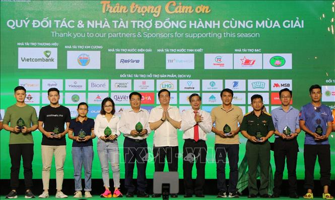 Ban tổ chức tặng kỷ niệm chương cho các đơn vị tài trợ, nhãn hàng đã đồng hành cùng mùa giải. Ảnh: Nguyễn Hằng - TTXVN
