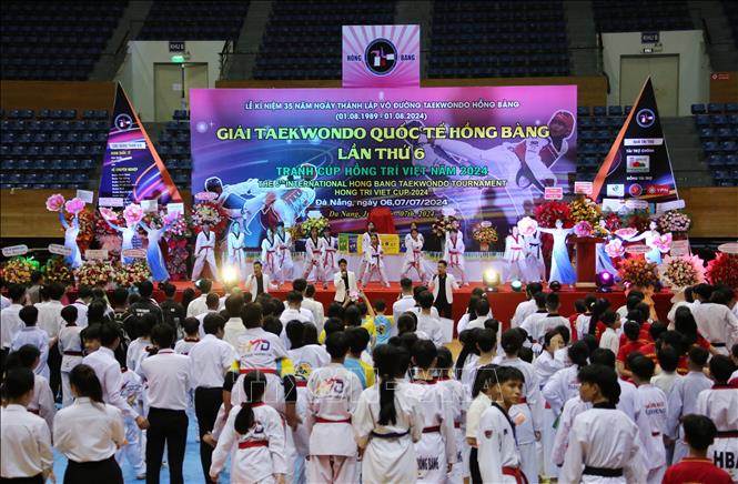 Biểu diễn nghệ thuật tại Lễ khai mạc Giải Taekwondo Quốc tế Hồng Bàng mở rộng lần thứ VI. Ảnh: Trần Lê Lâm - TTXVN 