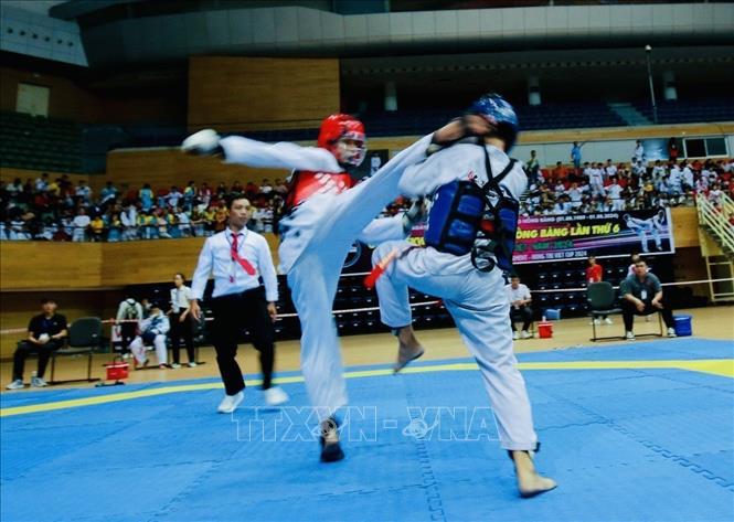 Vận động viên tranh tài đối kháng tại Giải Taekwondo Quốc tế Hồng Bàng mở rộng lần thứ VI. Ảnh: Trần Lê Lâm - TTXVN 