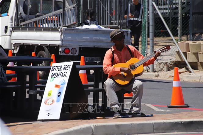Một người dân Nam Phi chơi đàn trên phố ở thành phố Cape Town.  Ảnh: Hồng Minh - phóng viên TTXVN tại Pretoria, Nam Phi
