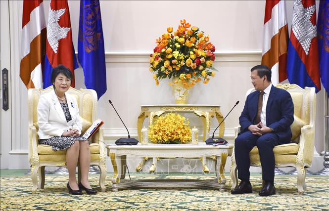 Thủ tướng Campuchia Hun Manet (phải) và Ngoại trưởng Nhật Bản Yoko Kamikawa tại cuộc gặp ở Phnom Penh, Campuchia, ngày 6/7/2024. Ảnh: Kyodo/TTXVN