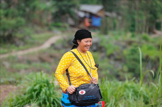 Despite operating without any funding, midwives in Ha Giang province remain committed to supporting mothers to be vaccinated and providing care for fetuses. This calls for relevant bodies to offer financial support to the midwives. VNA Photo: Minh Quyết