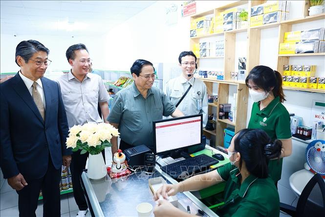 Thủ tướng Phạm Minh Chính thăm khu vực dịch vụ công nhân của Công ty TNHH Mektec Manufacturing chuyên sản xuất bản mạch. Ảnh: Dương Giang-TTXVN 
