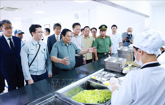 Thủ tướng Phạm Minh Chính thăm khu vực nhà ăn công nhân của Công ty TNHH Mektec Manufacturing chuyên sản xuất bản mạch. Ảnh: Dương Giang-TTXVN 
