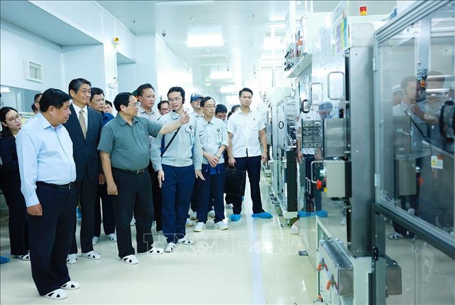 Thủ tướng Phạm Minh Chính thăm dây chuyền sản xuất bản mạch của Công ty TNHH Mektec Manufacturing chuyên sản xuất bản mạch. Ảnh: Dương Giang-TTXVN 
