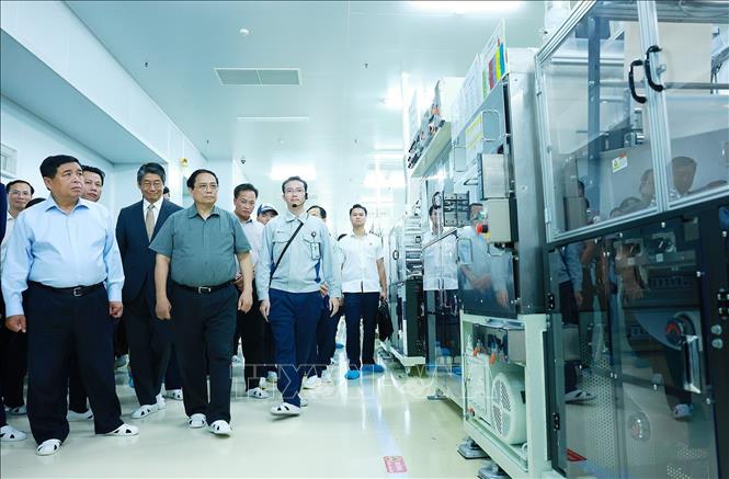 Thủ tướng Phạm Minh Chính thăm dây chuyền sản xuất bản mạch của Công ty TNHH Mektec Manufacturing chuyên sản xuất bản mạch. Ảnh: Dương Giang-TTXVN 

