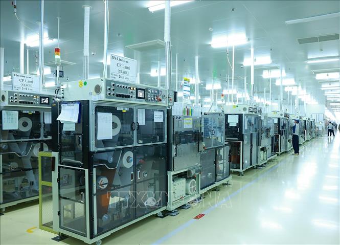 Dây chuyền sản xuất của Công ty TNHH Mektec Manufacturing chuyên sản xuất bản mạch. Ảnh: Dương Giang-TTXVN 
