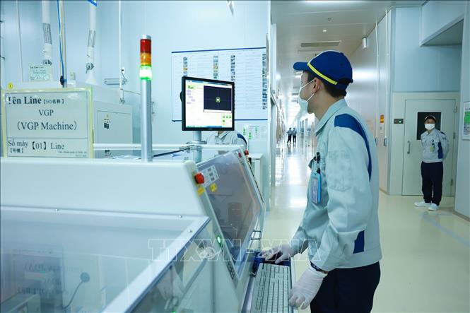 Dây chuyền sản xuất của Công ty TNHH Mektec Manufacturing chuyên sản xuất bản mạch. Ảnh: Dương Giang-TTXVN 
