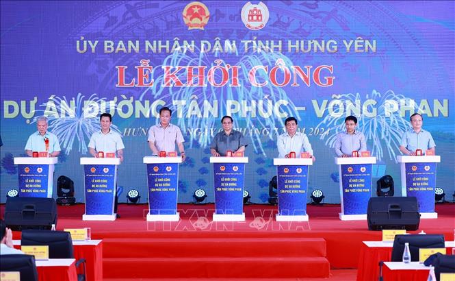 Thủ tướng Phạm Minh Chính và các đại biểu khởi công dự án đường Tân Phúc-Võng Phan. Ảnh: Dương Giang-TTXVN 
