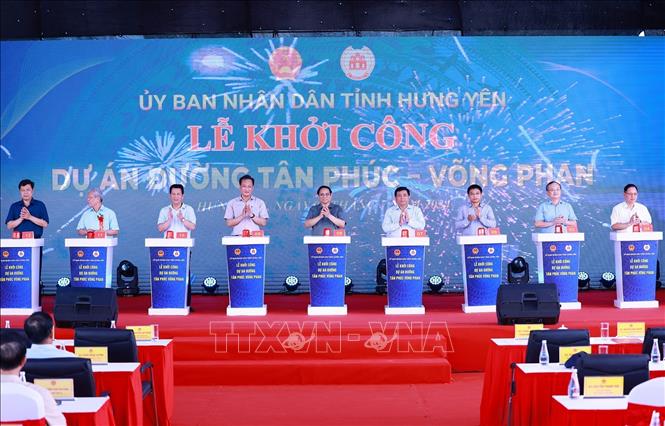 Thủ tướng Phạm Minh Chính và các đại biểu khởi công dự án đường Tân Phúc-Võng Phan. Ảnh: Dương Giang-TTXVN 
