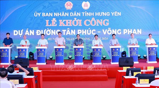 Thủ tướng Phạm Minh Chính và các đại biểu khởi công dự án đường Tân Phúc-Võng Phan. Ảnh: Dương Giang-TTXVN 
