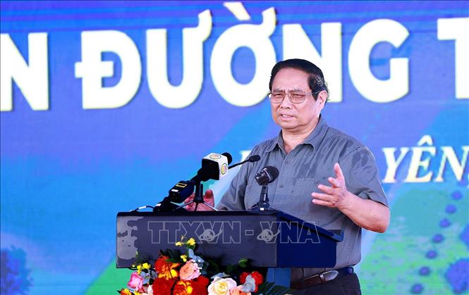 Thủ tướng Phạm Minh Chính phát biểu tại Lễ khởi công dự án đường Tân Phúc-Võng Phan. Ảnh: Dương Giang-TTXVN 
