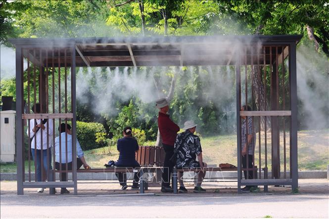 Phun hơi sương để giảm nhiệt trong công viên tại Seoul, Hàn Quốc, ngày 19/6/2024. Ảnh: Yonhap/TTXVN