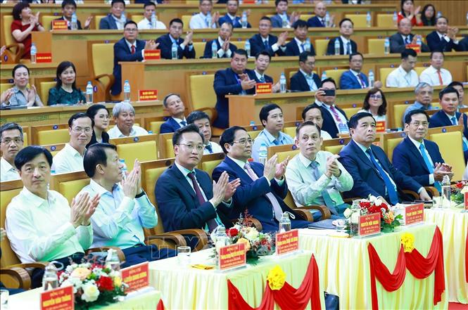Thủ tướng Phạm Minh Chính và các đại biểu dự Hội nghị công bố Quy hoạch tỉnh Hưng Yên. Ảnh: Dương Giang-TTXVN 
