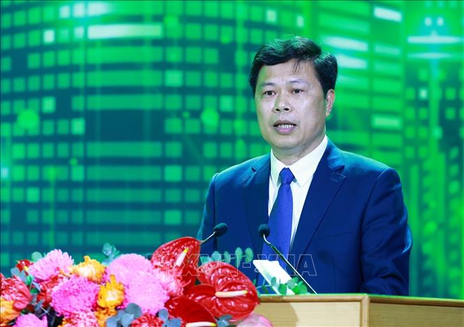 Chủ tịch Hội đồng nhân dân tỉnh Hưng Yên Trần Quốc Toản phát biểu khai mạc hội nghị. Ảnh: Dương Giang-TTXVN
