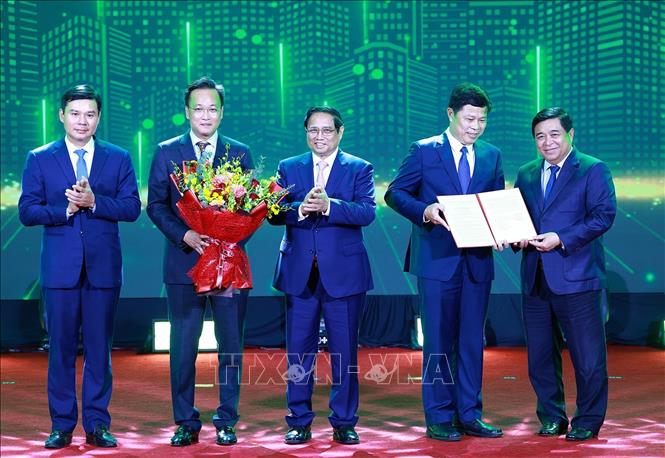 Thủ tướng Phạm Minh Chính và Bộ trưởng Bộ Kế hoạch và Đầu tư Nguyễn Chí Dũng trao Quyết định phê duyệt Quy hoạch cho lãnh đạo tỉnh Hưng Yên. Ảnh: Dương Giang-TTXVN