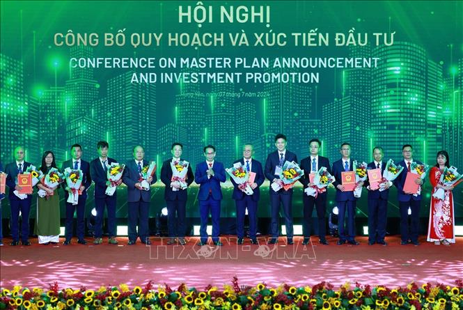 Lãnh đạo tỉnh Hưng Yên trao giấy chứng nhận đăng ký đầu tư cho các doanh nghiệp. Ảnh: Dương Giang-TTXVN