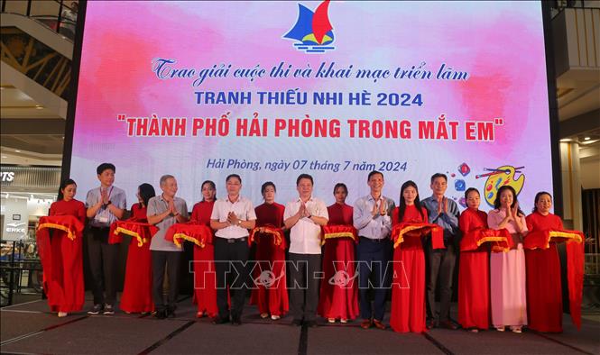 Các đại biểu cắt băng khai mạc triển lãm. Ảnh: Minh Thu - TTXVN