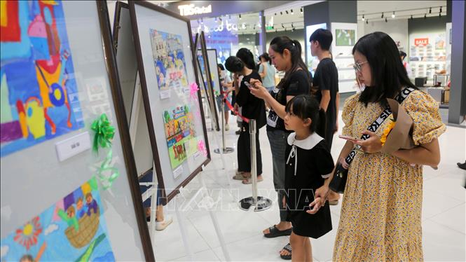 Triển lãm thu hút phụ huynh và thiếu nhi đến xem. Ảnh: Minh Thu - TTXVN