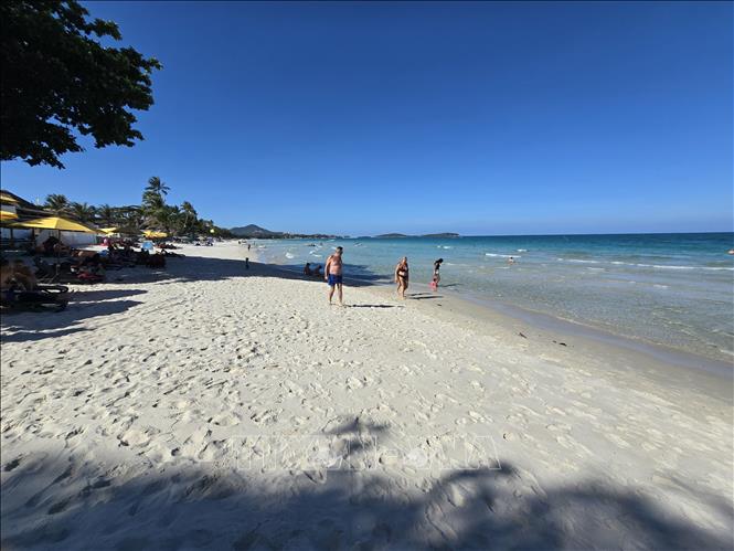 Bãi biển xanh và cát trắng tạo vẻ đẹp nên thơ cho Koh Samui.Ảnh: Huy Tiến - P/v TTXVN tại Thái Lan