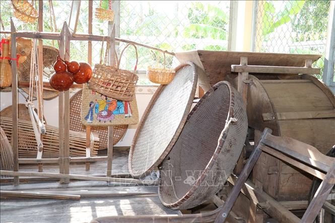 Những hiện vật là nông cụ sản xuất nông nghiệp ở Nam bộ gắn bó với nền nông nghiệp lúa nước. Ảnh: Hữu Chí - TTXVN