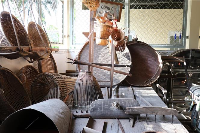 Khu vực trưng bày những hiện vật là nông cụ sản xuất nông nghiệp của ông Cao Tấn Hiệu. Ảnh: Hữu Chí - TTXVN