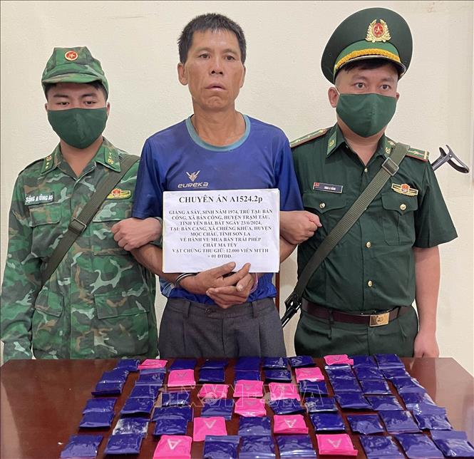 Lực lượng phòng, chống ma túy và tội phạm Bộ đội Biên phòng tỉnh Sơn La bắt đối tượng liên quan đến ma túy. Ảnh: TTXVN phát