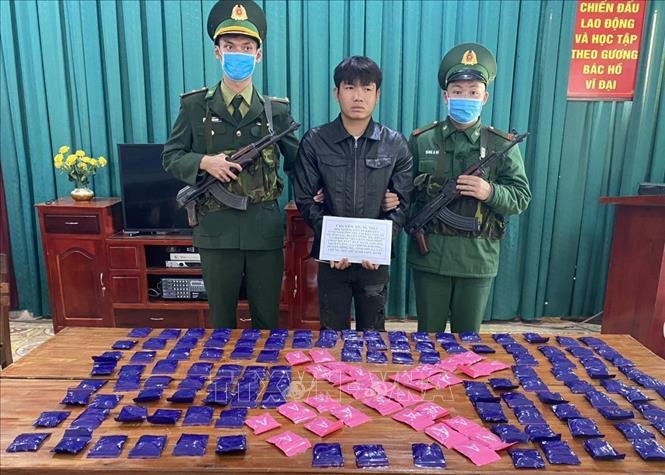 Lực lượng phòng, chống ma túy và tội phạm Bộ đội Biên phòng tỉnh Sơn La bắt đối tượng liên quan đến ma túy. Ảnh: TTXVN phát