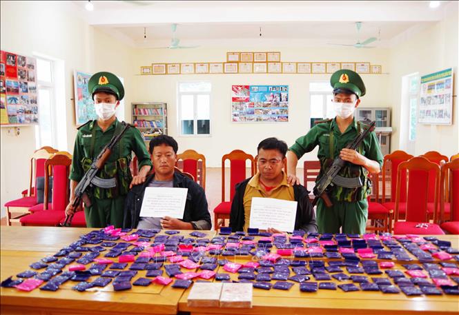 Lực lượng phòng, chống ma túy và tội phạm Bộ đội Biên phòng tỉnh Sơn La bắt đối tượng liên quan đến ma túy. Ảnh: TTXVN phát