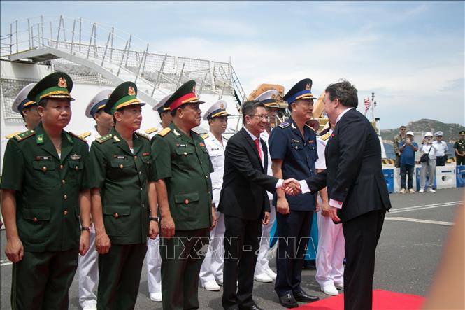 Đại sứ Hoa Kỳ tại Việt Nam Marc Knapper bắt tay cán bộ, chiến sĩ Vùng 4 Hải quân. Ảnh: Đặng Tuấn - TTXVN