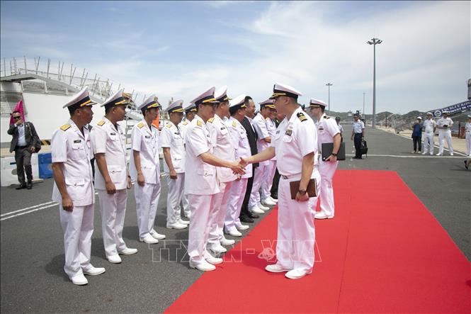 Các thuỷ thủ tàu tuần duyên Hoa Kỳ thăm xã giao tỉnh Khánh Hòa. Ảnh: Đặng Tuấn - TTXVN