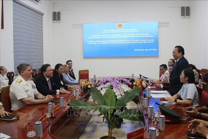 Lãnh đạo Ủy ban nhân dân tỉnh Khánh Hòa tiếp thủy thủ đoàn. Ảnh: Phan Sáu - TTXVN