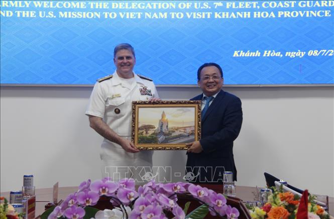 Ông Lê Hữu Hoàng, Phó Chủ tịch Thường trực Ủy ban nhân dân tỉnh Khánh Hòa tặng bức tranh lưu niệm cho đại diện Hạm đội 7 thuộc Bộ tư lệnh Ấn Độ Dương - Thái Bình Dương của Hoa Kỳ. Ảnh: Phan Sáu - TTXVN