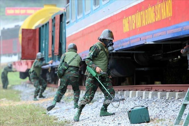 Tổ công binh sử dụng thiết bị rà phá bom mìn, vật nổ, tiến hành đánh dấu, báo cáo theo quy định tại Diễn tập điều tra, ứng phó tình huống phổ biến vũ khí phóng xạ do Lữ đoàn 86 - Binh chủng hóa học phối hợp với các lực lượng tổ chức. Ảnh: An Đăng - TTXVN