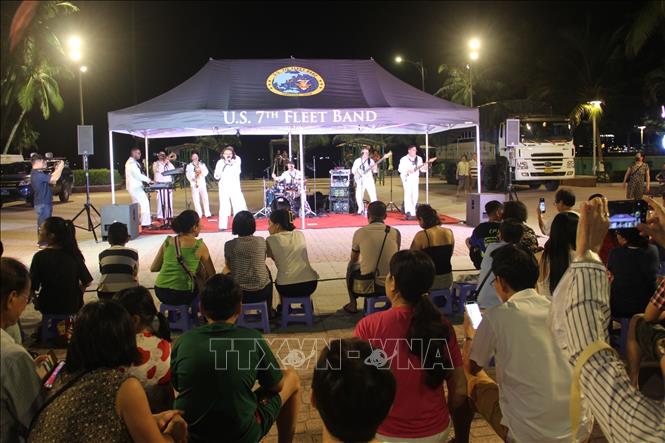 Ban nhạc thu hút mọi lứa tuổi cùng theo dõi và cổ vũ tại Công viên Tuệ Tĩnh, thành phố Nha Trang, tỉnh Khánh Hòa. Ảnh: Phan Sáu _TTXVN