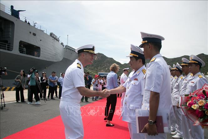 A view of the welcome ceremony for the visiting US crews at Cam Ranh International Port. VNA Photo