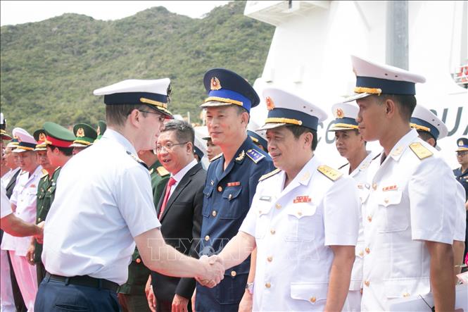 A view of the welcome ceremony for the visiting US crews at Cam Ranh International Port. VNA Photo
