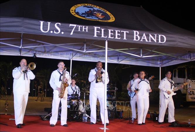 The visiting US crews give a music performance at Tue Tinh park in Nha Trang city. VNA Photo